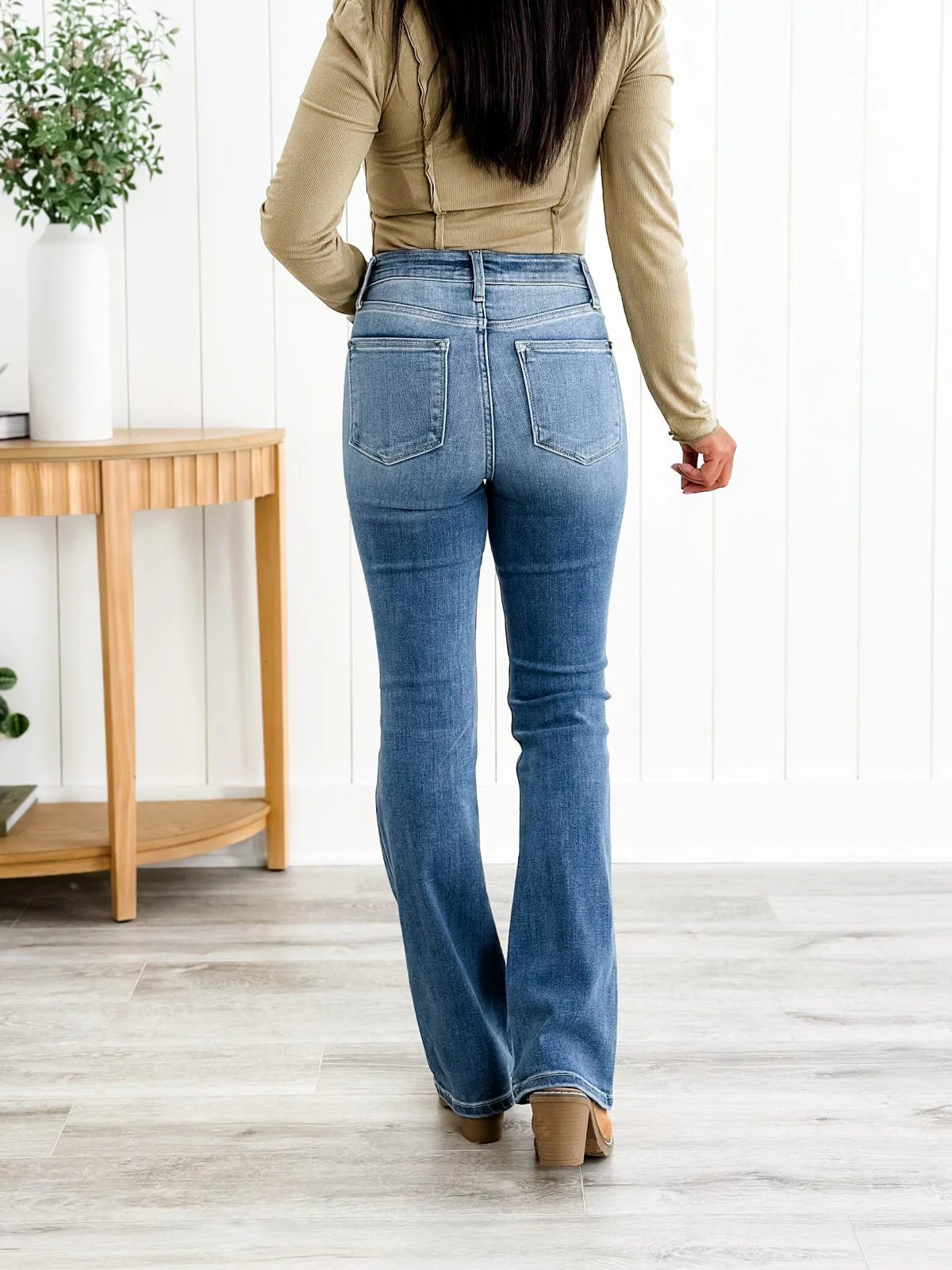 Trompetjeans met getailleerde taill